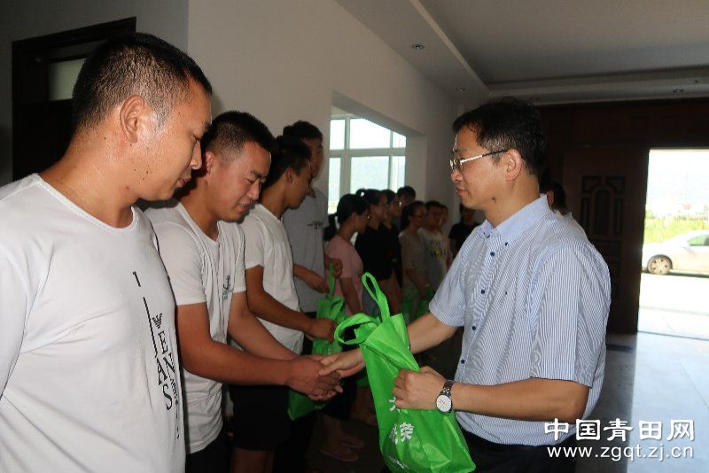 8月9日,县委副书记尚勇庆先后到鹤城街道,石溪乡等地,走访慰问奋战在